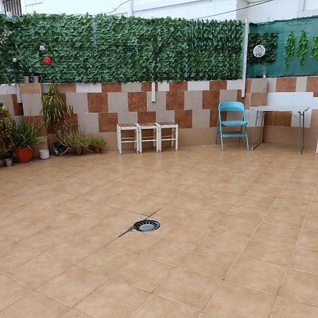 8 Mins Walk To Train Station Low Cost Youth Hostel Sevilla Exteriör bild