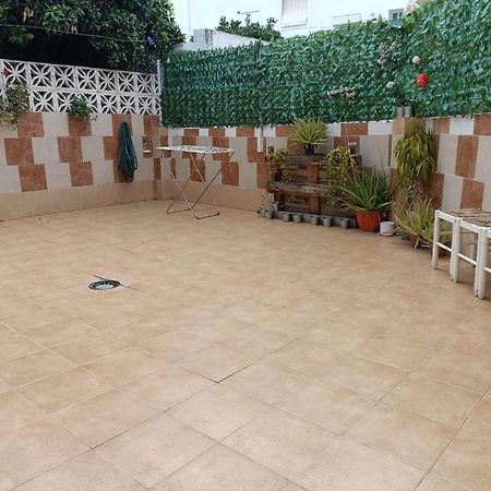 8 Mins Walk To Train Station Low Cost Youth Hostel Sevilla Exteriör bild