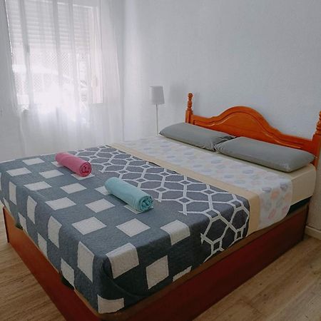 8 Mins Walk To Train Station Low Cost Youth Hostel Sevilla Exteriör bild