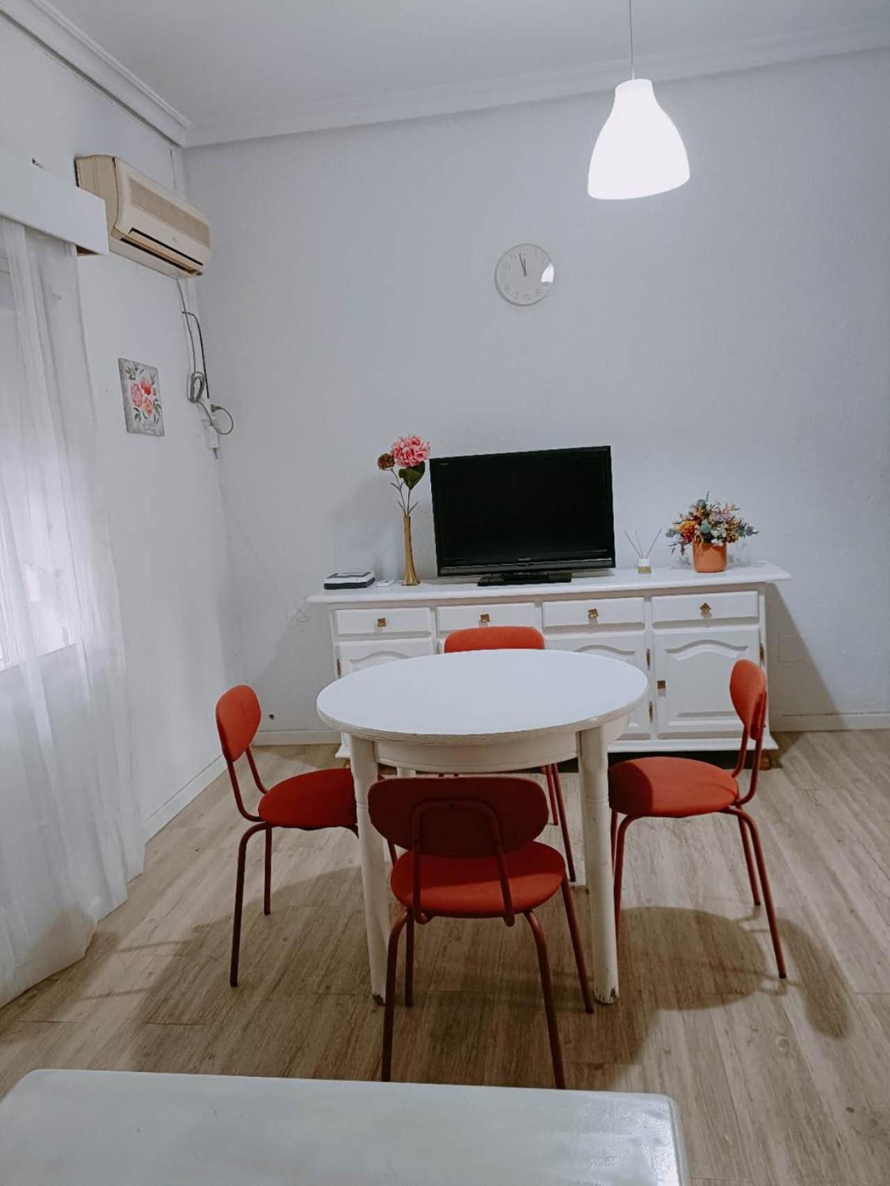 8 Mins Walk To Train Station Low Cost Youth Hostel Sevilla Exteriör bild