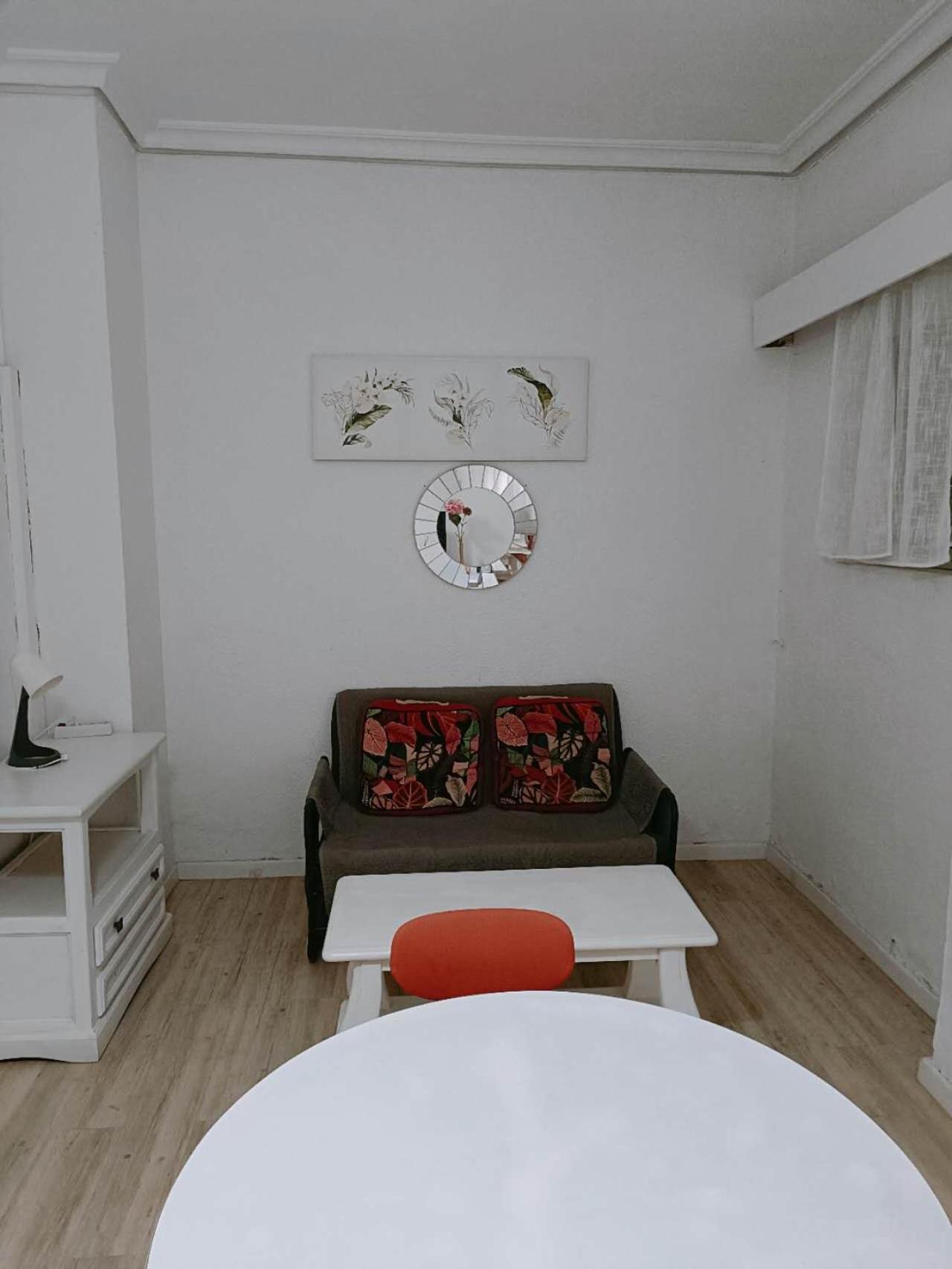 8 Mins Walk To Train Station Low Cost Youth Hostel Sevilla Exteriör bild
