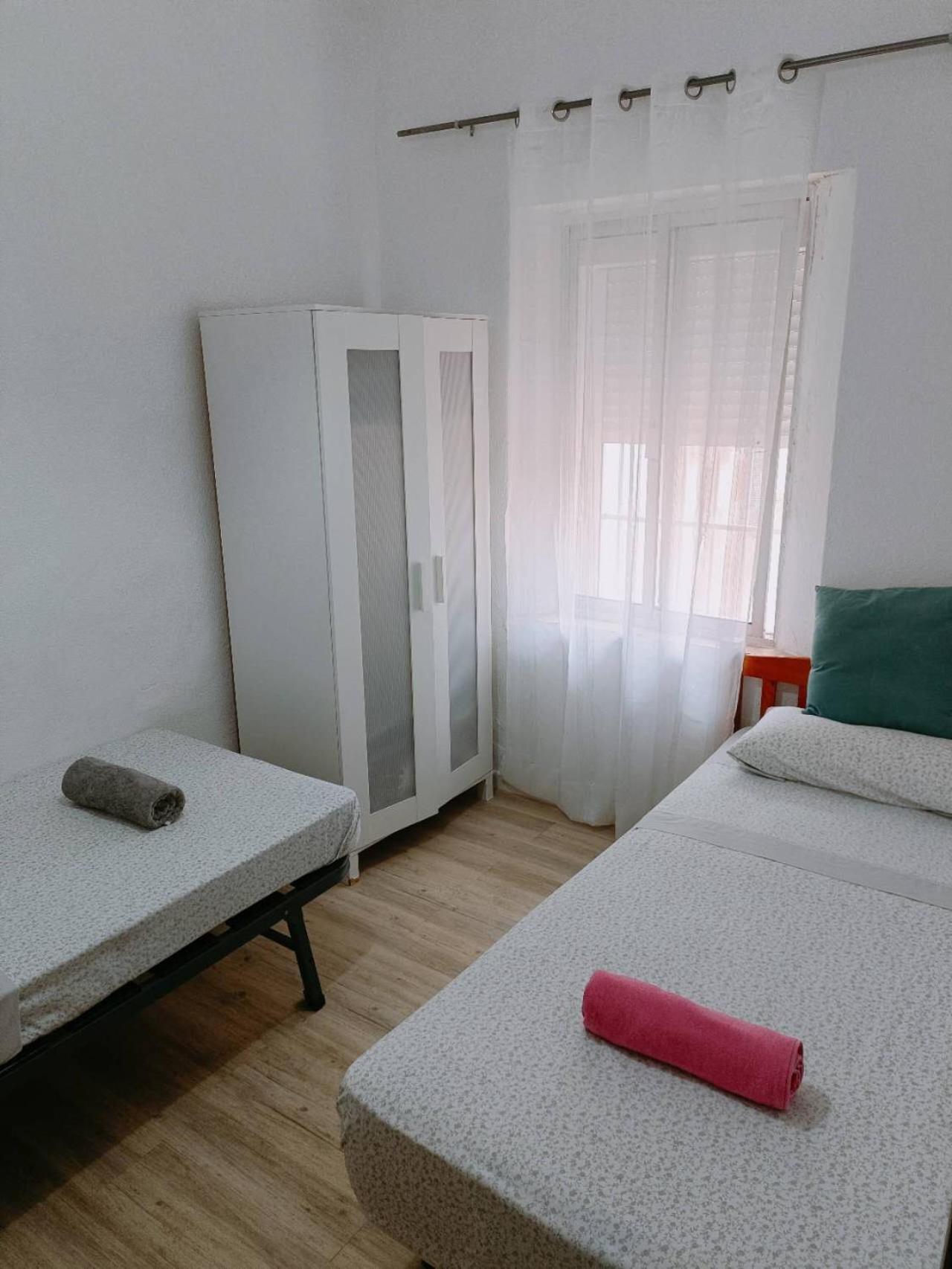 8 Mins Walk To Train Station Low Cost Youth Hostel Sevilla Exteriör bild