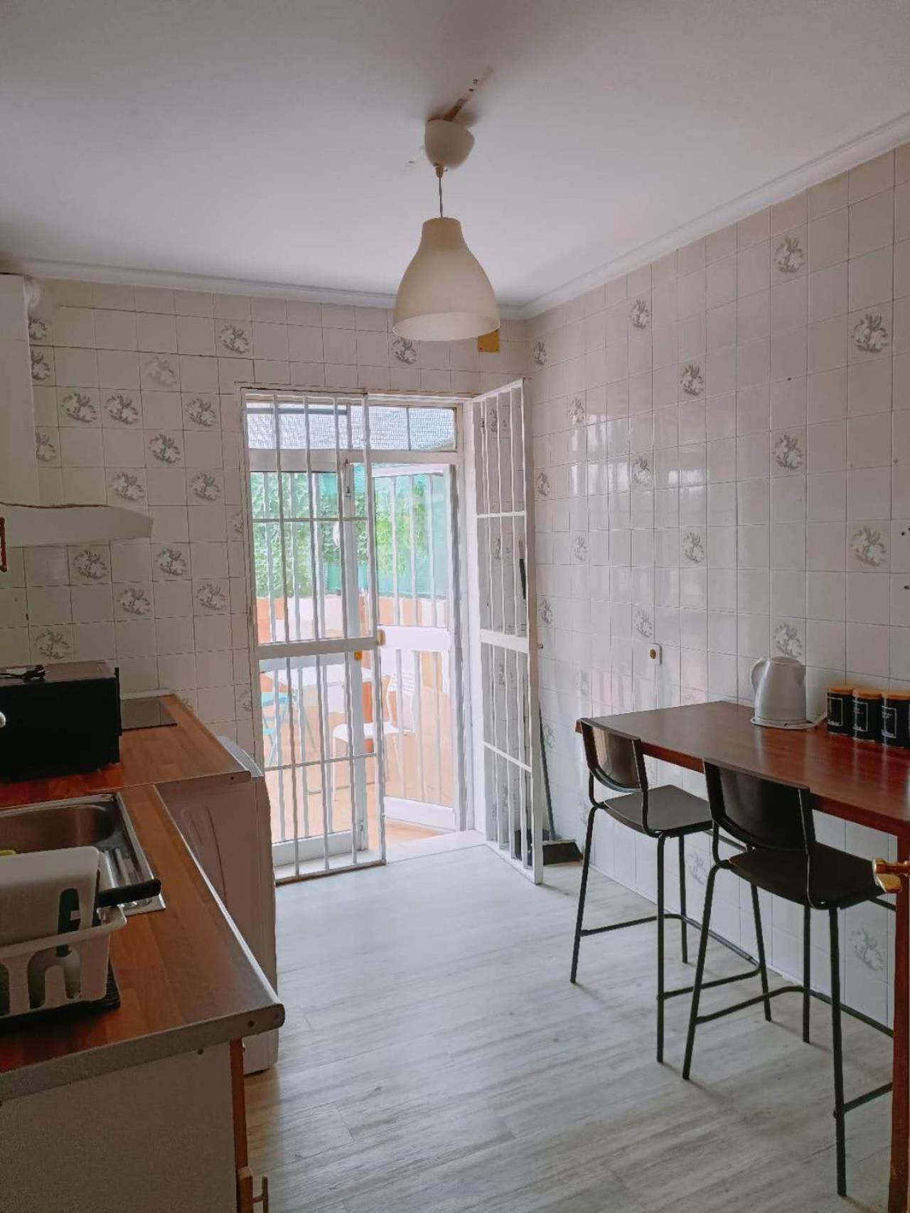 8 Mins Walk To Train Station Low Cost Youth Hostel Sevilla Exteriör bild